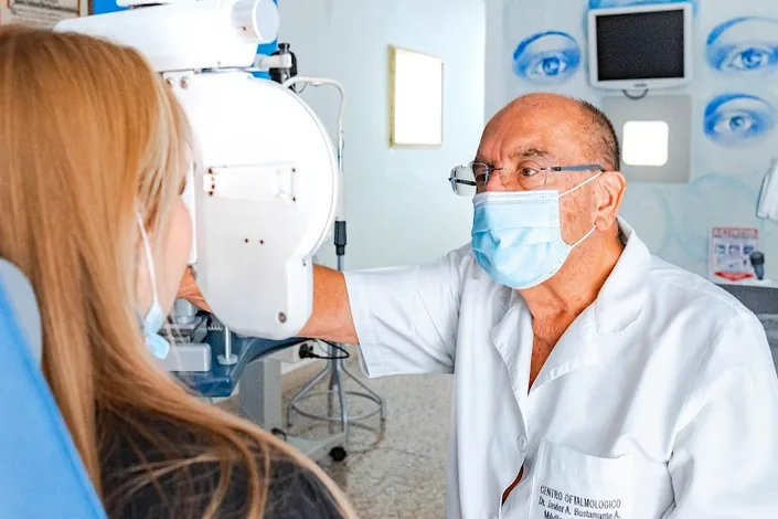 Dr Javier Bustamante | Oftalmología Pereira, Cirugía para ojos