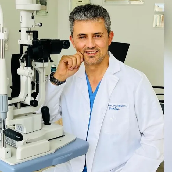 Dr. Juan Carlos Reyes Oróstegui. Oftalmólogo
